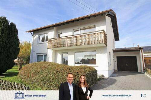 Straßenansicht - Einfamilienhaus mit Wintergarten, Terrassen und Balkon in ruhiger Wohnlage