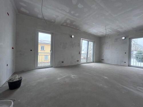 EG: großzügiger Wohn-Essbereich mit Balkonzugängen - Einfamilienhaus mit 120,00 m&sup2; in Künzell-Pilgerzell zur Miete