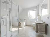 EG: Badezimmer mit Wanne, Dusche und Waschmaschinenanschluss - 