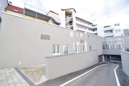 Ein-/ Ausfahrt der Tiefgarage - Garage, Stellplatz in Lage