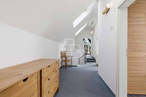 Wohnflur mit hohen Decken - Einfamilienhaus mit 171,30 m&sup2; in Köln zum Kaufen