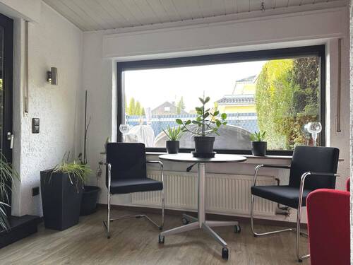 Kleiner Raum mit Ausgang zur Terrasse - 