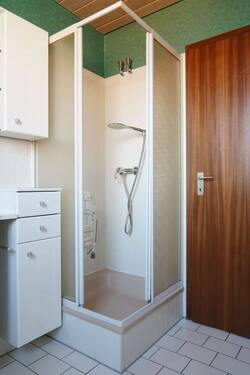 Tageslichtbad mit Dusche/Wanne im OG - 