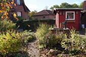 Außenbereich mit Gartenhaus - 