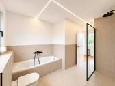 Badezimmer mit Badewanne - Erstbezug nach hochwertiger Sanierung 