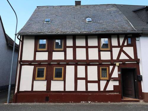 Straßenansicht - Charme trifft Potenzial: Denkmalgeschütztes Haus mit Nebengrundstück in Greifenstein