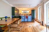 Essbereich mit Einbauküche - 4 Zimmer Etagenwohnung in Berlin