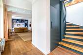 Weitere Ansicht Wohnbereich mit Treppe zum Obergeschoss - 