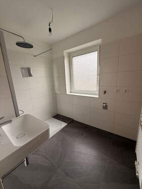 Badezimmer mit Dusche - 3 Zimmer Etagenwohnung zum Kaufen in Würzburg