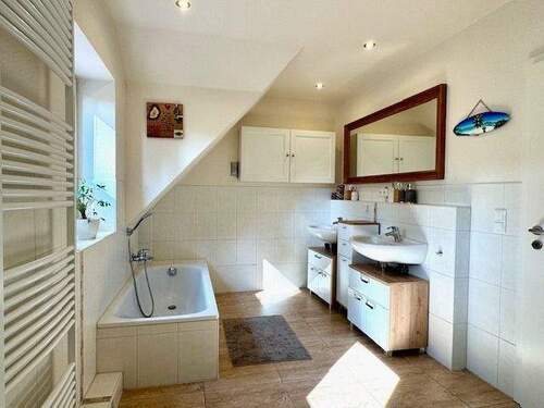 Helles Masterbad mit Badewanne... - 