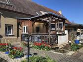 Blick auf Terrasse und Eingang - 6 Zimmer Doppelhaushälfte zum Kaufen in Wiedemar
