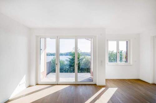 Wohn-/Esszimmer mit Zugang zum Balkon - 3 Zimmer Etagenwohnung in Berlin