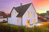 Südwestansicht Dämmerung - Charmante, lichtdurchflutete und familienfreundliche Landhausidylle vor den Toren Bambergs