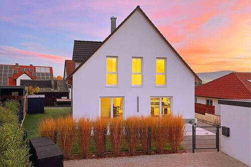 Südansicht Dämmerung - 5 Zimmer Einfamilienhaus zum Kaufen in Litzendorf