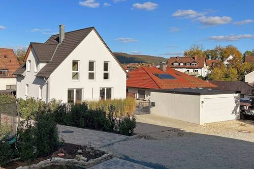 Gesamtansicht Südwest - Einfamilienhaus mit 145,20 m² in Litzendorf zum Kaufen