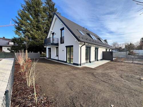 DHH 1 - Sonnige Doppelhaushälfte mit Souterrain-Bereich, Speicher und großem Garten