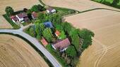 Luftaufnahme - Idyllisches Bauernanwesen zum Gestalten - Eingewachsenes Refugium mit top Aussicht in Niederbayern