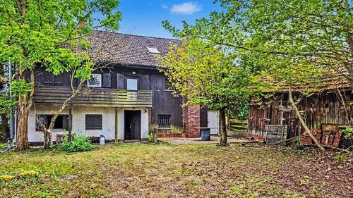 Außenansicht Wohnhaus mit Scheune - 