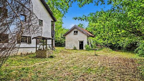 Außenansicht Wohnhaus mit Scheune - 