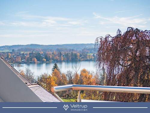 Ausblick von Loggia - EIN ZUHAUSE ÜBER DEM SEE: DACHGESCHOSSWOHNUNG MIT SEEBLICK