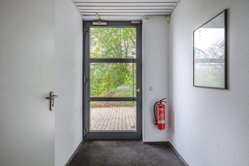 Eingang in den Bürotrakt, links - 