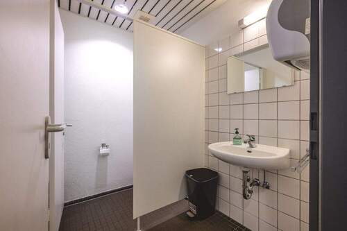 Sanitäre Anlage in der linken Halle - 