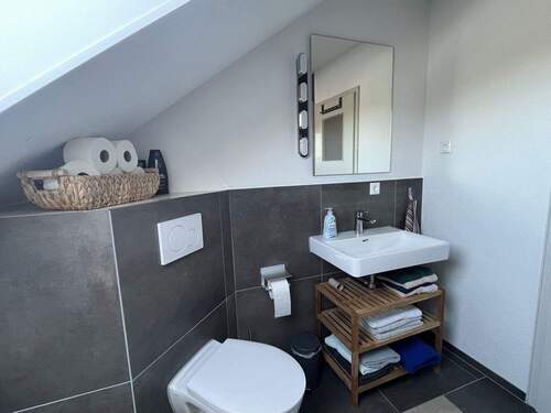 Badezimmer mit Dusche WC im DG - 6 Zimmer Doppelhaushälfte zum Kaufen in Aalen