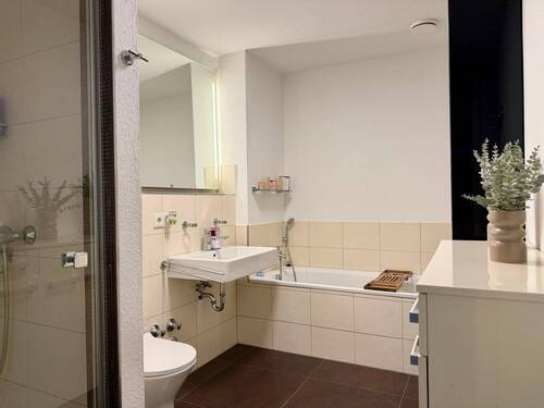 Bad mit Badewanne und Dusche - 