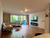 Wohn-/ Esszimmer mit Blick Richtung Balkon - Etagenwohnung mit 113,00 m&sup2; in Offenbach zum Kaufen