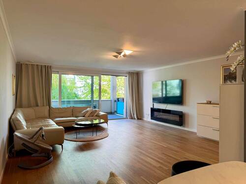Wohn-/ Esszimmer mit Blick Richtung Balkon - Etagenwohnung mit 113,00 m&sup2; in Offenbach zum Kaufen
