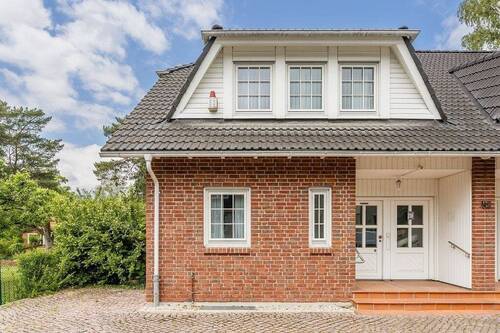 Straßenansicht - Begehrter Lage von Kleinmachnow - nahe Rathausmarkt! Tolle Doppelhaushälfte für die kleine Familie!