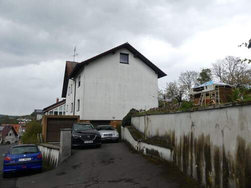 Zufahrt und Seitenansicht - 