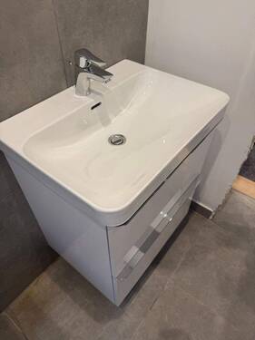 Bad mit Waschtisch und Schrank - 
