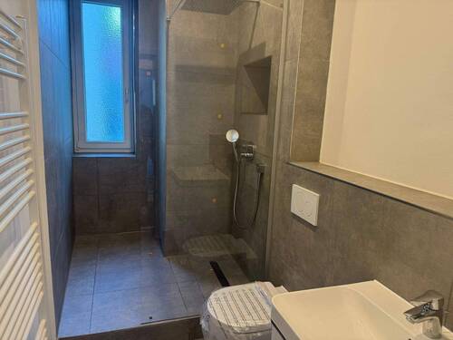 Bad mit Fenster, Dusche - 