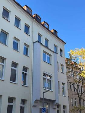 Ansicht von der Seitenstraße - Vollständig neu renovierte 3-Zimmer-Wohnung mit herrlichem Balkon in den Innenhof in der beliebten Südstadt von Hannover