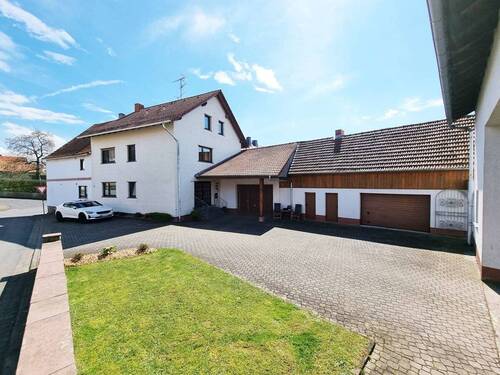 Hof - Familienfreundliches 2-Familienhaus mit 3 Garagen, großer Halle und sonnigem Garten