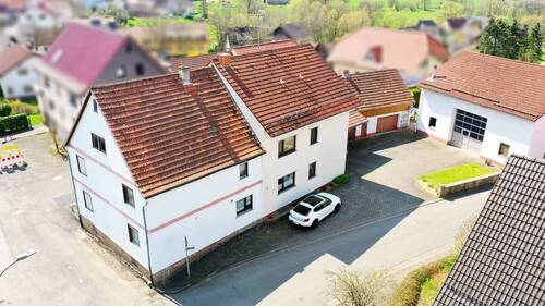 Wohnhäuser mit Nebengebäude - 