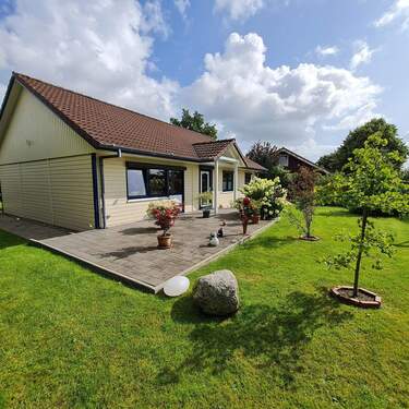 Blick aus Garten - 3 Zimmer Einfamilienhaus zum Kaufen in Immenstedt