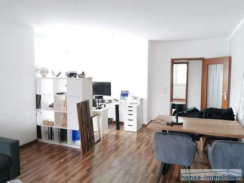 Wohnzimmer mit Blick Richtung Fensterfront/ Erker - mögliche Schreibtischecke - 