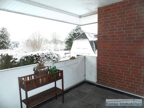 Breite Terrasse/ Loggia mit tiefen Überstand - Blick in Garten - 