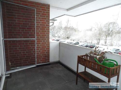 Breite Terrasse/ Loggia mit tiefen Überstand - Blick in Garten - 