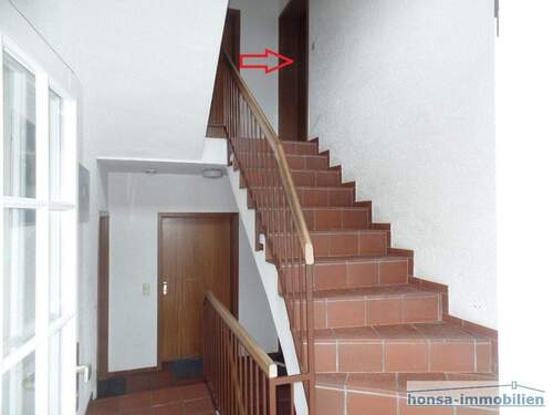Treppenhaus - Wohnungstür rechts oben - 