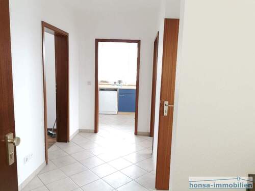 Flur mit Blick Richtung Küche - 