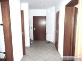 Flur mit Blick Richtung Wohnungstür - 