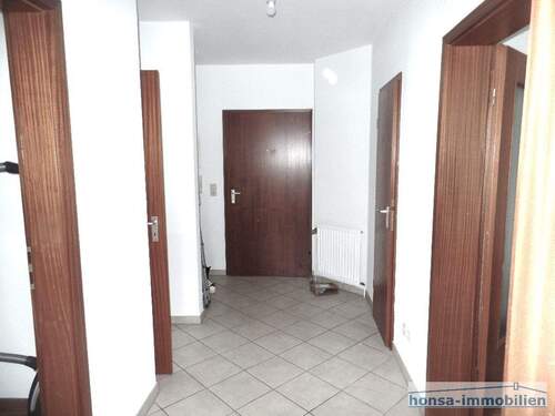 Flur mit Blick Richtung Wohnungstür - 