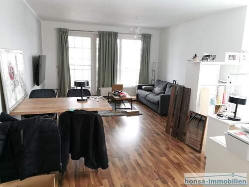 Wohnzimmer mit Blick Richtung Balkon - 