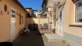Hof mit weiterem Eingang - 