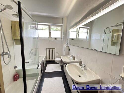 Badezimmer mit Badewanne und Dusche - 