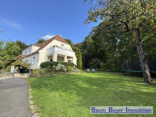 Hausansicht mit Garten - 