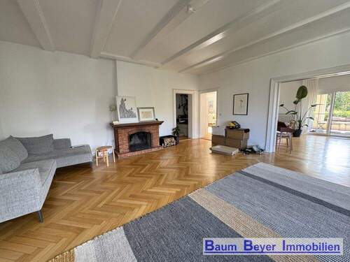 Wohn-/ Esszimmer mit Kamin - 6 Zimmer Etagenwohnung in Göttingen